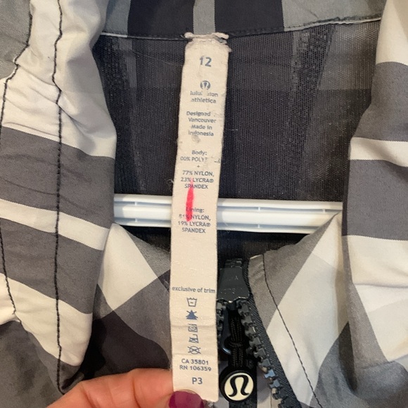 Rare Find Size 12 Lululemon Seek The Peek Running Jacket! - Picture 2 of 13